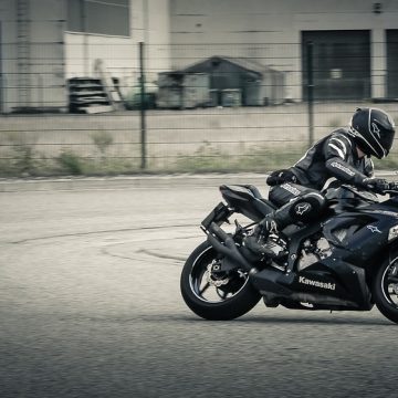 Jakie akcesoria sprawdzą się podczas jazdy na motocyklu?