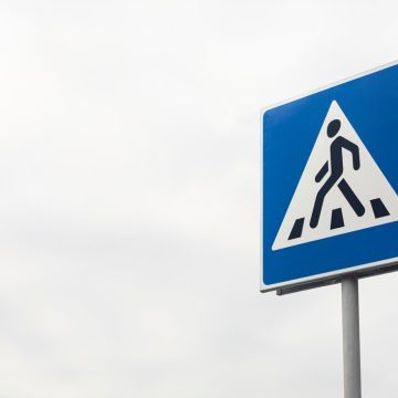 Zrozumieć symbolikę i znaczenie powszechnie stosowanych oznaczeń drogowych